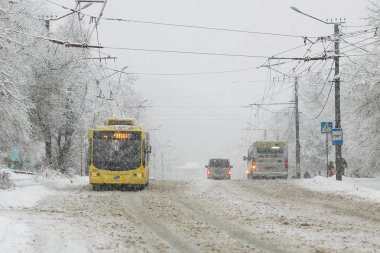 2014 Kışı - Vladivostok, Primorsky Krai - Vladivostok dağındaki karayolları. Yol trafiği.