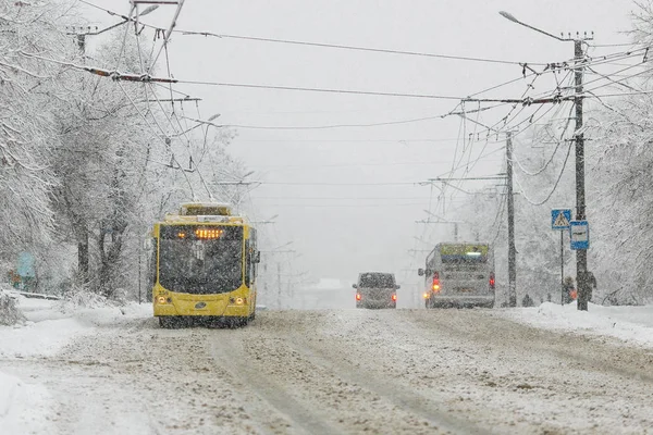 2014 Kışı - Vladivostok, Primorsky Krai - Vladivostok dağındaki karayolları. Yol trafiği.