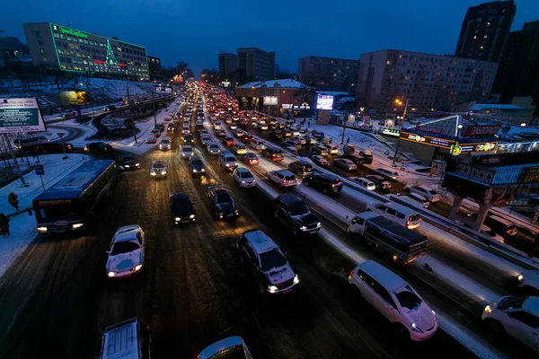 Invierno 2014 Vladivostok Rusia Atascos Tráfico Debido Las Nevadas Noche — Foto de Stock