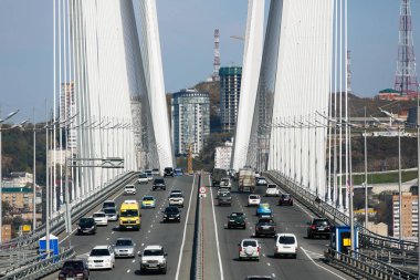 Vladivostok, Rusya - Vladivostok 'taki Altın Köprü' de arabalar