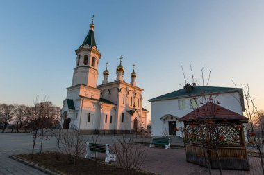 Kasım 2014 - Ussuriysk, Primorsky Krai - Güzel manzara. Karanlıktaki büyük Ortodoks Kilisesi.