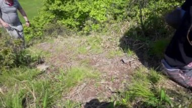 Yakın plan. Erkeklerin bacakları sarp kayalıklara tırmanıyor