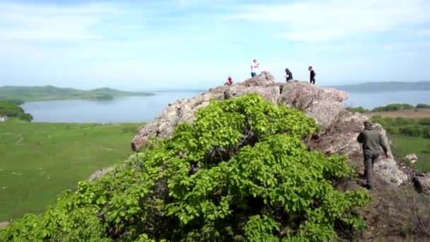 Verano 2019 Primorsky Krai Rusia Slow Motion Grupo Turistas Camina — Vídeos de Stock