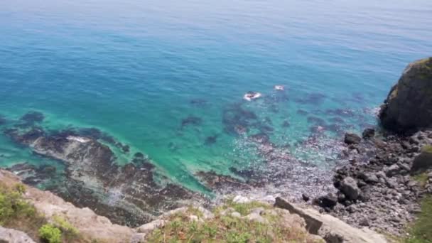 美しい夏の海の景色 ターコイズブルーの海と緑の芝生の岩の海岸の美しい景色 — ストック動画