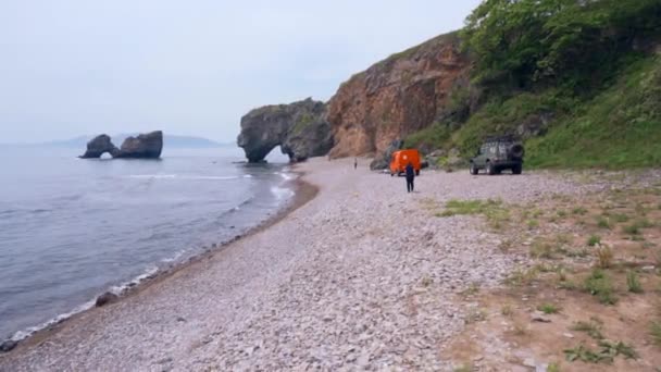 Güzel Manzara Bir Grup Turist Yazın Kayalık Bir Sahilde Kamp — Stok video