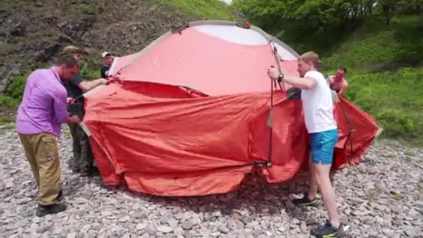 Sommer 2019 Primorsky Krai Russland Junge Männer Bauen Ein Orangefarbenes — Stockvideo