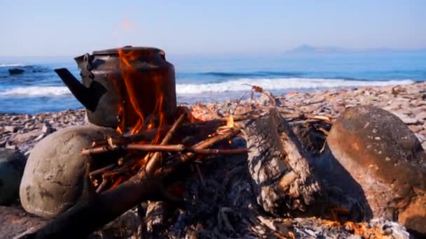 Kettle Basks Bonfire Rocky Beach Background Blue Sea — ストック動画