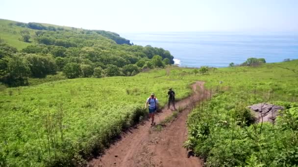 Zomer 2019 Primorsky Krai Rusland Twee Toeristen Lopen Een Onverharde — Stockvideo