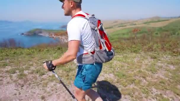 Léto 2019 Primorský Kraj Rusko Mladý Turista Trekingovými Tyčemi Kráčí — Stock video