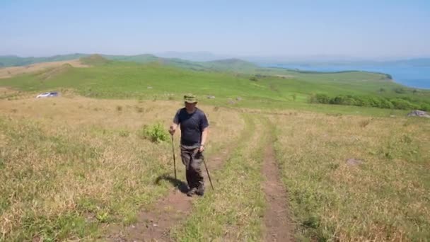 Zomer 2019 Primorsky Krai Rusland Een Jonge Mannelijke Toerist Met — Stockvideo