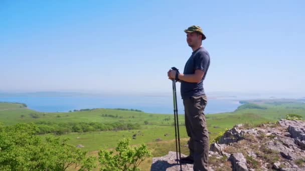 Verão 2019 Primorsky Krai Rússia Jovem Turista Com Postes Trekking — Vídeo de Stock