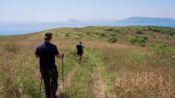 Zomer 2019 Primorsky Krai Rusland Twee Toeristen Lopen Een Onverharde — Stockvideo