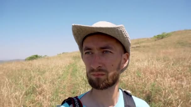 Mladý Vousatý Turista Klobouku Kráčí Létě Přes Pole — Stock video