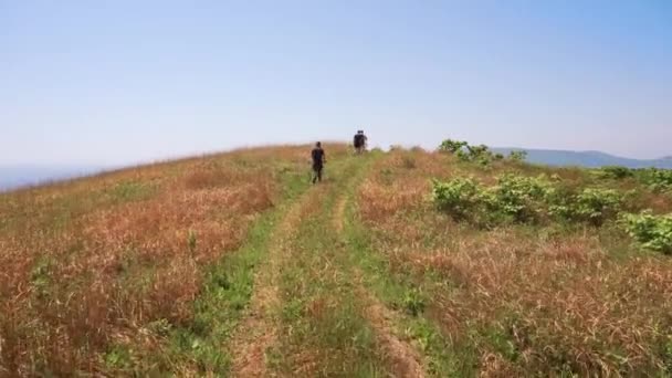 2019 Yazında Primorsky Krai Rusya Iki Turist Yeşil Çayırlar Arasında — Stok video