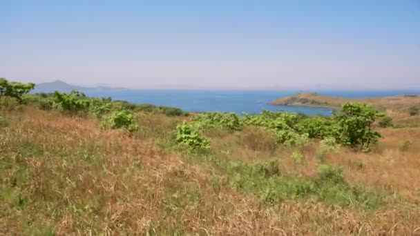 Bela Paisagem Vídeo Panorâmico Sobre Prados Verdes Mar Azul Turquesa — Vídeo de Stock