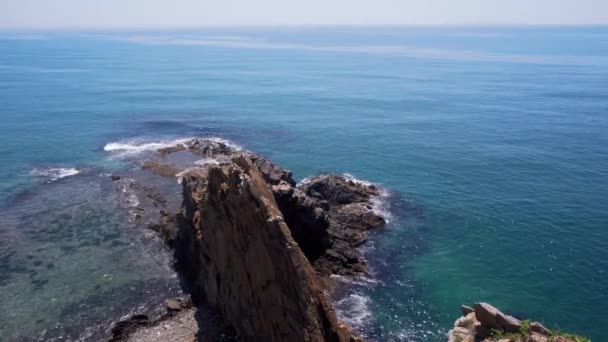 Piękny Letni Krajobraz Morski Piękne Widoki Skaliste Wybrzeże Turkusowego Morza — Wideo stockowe