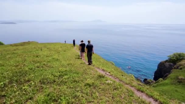 Zomer 2019 Primorsky Krai Rusland Een Groep Toeristen Wandelt Langs — Stockvideo