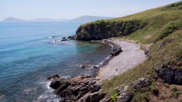 Vackert Sommarlandskap Vacker Utsikt Över Den Klippiga Kusten Det Turkosa — Stockvideo