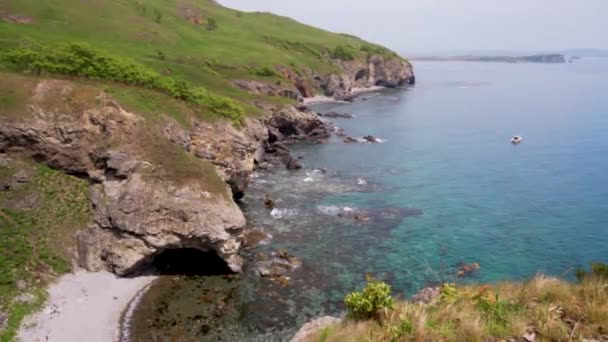 Prachtige Zomerse Zeegezicht Prachtig Uitzicht Rotsachtige Kust Van Turquoise Zee — Stockvideo