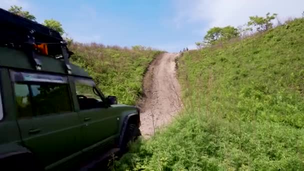 Zomer 2019 Primorsky Krai Rusland Een Groene Expeditiewagen Nissan Safari — Stockvideo