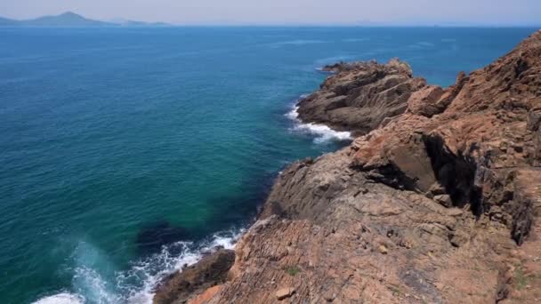 Güzel Yaz Deniz Manzarası Turkuaz Deniz Yeşil Otların Kayalık Kıyılarının — Stok video