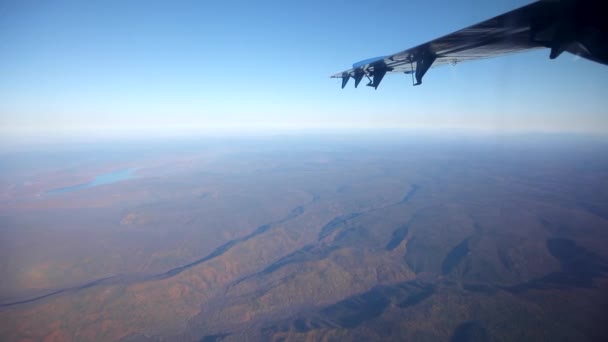 飛行機の玄関口からのビザ 国内航空機の窓からのプリモルスキー山脈 フィールドの眺め — ストック動画