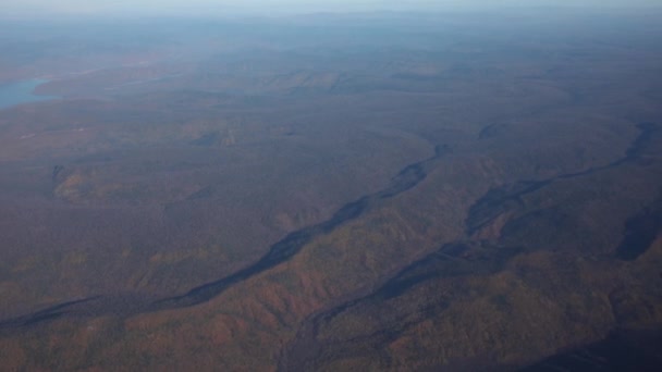 飛行機の玄関口からのビザ 国内航空機の窓からのプリモルスキー山脈 フィールドの眺め — ストック動画