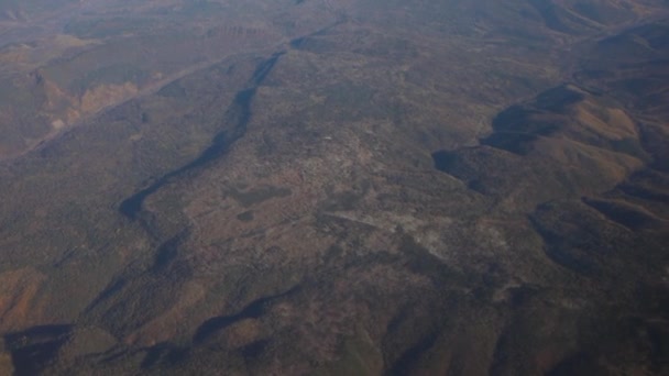 Viseringar Från Ett Flygplans Öppning Utsikt Över Primorsky Bergen Byar — Stockvideo