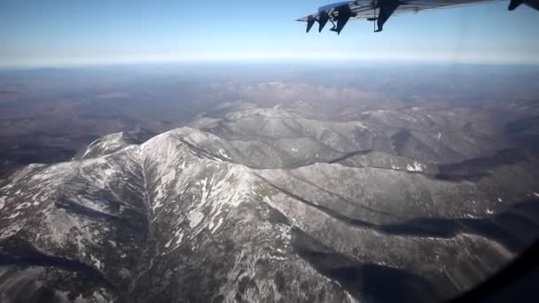 Visas Desde Ojo Buey Avión Vista Las Montañas Pueblos Campos — Vídeo de stock