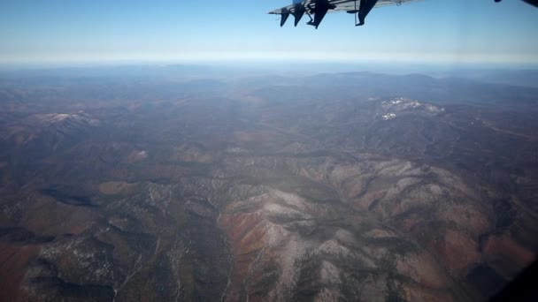 飛行機の玄関口からのビザ 国内航空機の窓からのプリモルスキー山脈 フィールドの眺め — ストック動画