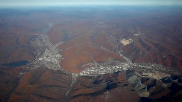 Visas Desde Ojo Buey Avión Vista Las Montañas Pueblos Campos — Vídeos de Stock