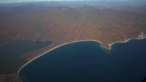 飛行機の玄関口からのビザ 国内航空機の窓からのプリモルスキー山脈 フィールドの眺め — ストック動画