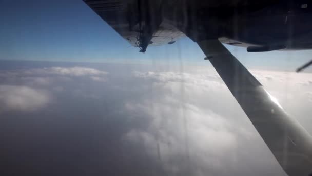 Visa Aus Dem Bullauge Eines Flugzeugs Blick Auf Die Urberge — Stockvideo