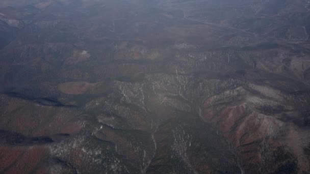 Βίζες Από Φινιστρίνι Ενός Αεροπλάνου Άποψη Των Βουνών Primorsky Χωριά — Αρχείο Βίντεο
