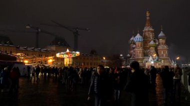 31 Aralık 2018 - Moskova, Rusya - Yeni yıl arifesinde Kızıl Meydan. İnsanlar yeni yıl arifesinde Moskova 'da Kızıl Meydan' da yürürler..