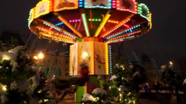 31 Aralık 2018 - Moskova, Rusya - Yeni yıl arifesinde Kızıl Meydan. Çocuklar ve yetişkinler Moskova 'daki Kızıl Meydan' da mutlu bir Noel atlıkarıncaya biniyorlar.