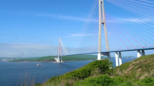 Krigsskip Seiler Mot Bakteppet Den Russiske Broen Russkijøya Til Vladivostok – stockvideo