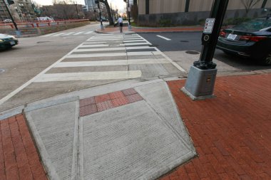 2016 Baharı - Washington DC, ABD - Washington DC 'de ana yoldan geçen boş, bakımlı yaya geçidi