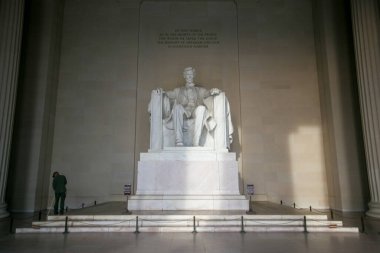 2016 Baharı - Washington DC, ABD - yakın çekim. Washington 'daki Lincoln Anıtı' nda turistler olmadan 16 ABD Başkanı Abraham Lincoln 'ün temiz bir heykeli