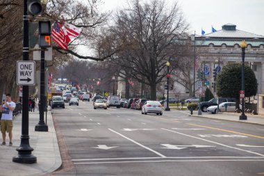 2016 Baharı - Washington DC, ABD - Washington DC 'nin merkezindeki otoyol. Washington şehir trafiği