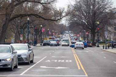 2016 Baharı - Washington DC, ABD - Washington DC 'nin merkezindeki otoyol. Washington şehir trafiği
