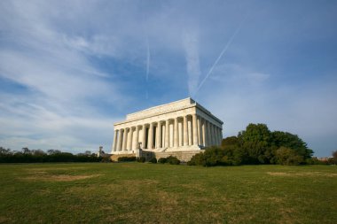 Lincoln Anıtı, yeşil çimlerin ve mavi gökyüzünün arka planında fotoğraflandı. Washington 'daki Lincoln Anıtı