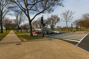 2016 Baharı - Washington DC, ABD - Washington DC 'de ana yoldan geçen boş, bakımlı yaya geçidi