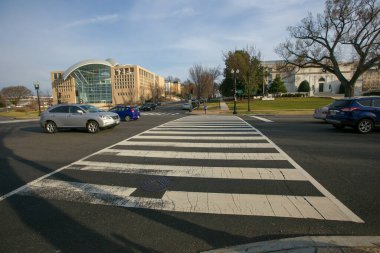 2016 Baharı - Washington DC, ABD - Washington DC 'de ana yoldan geçen boş, bakımlı yaya geçidi