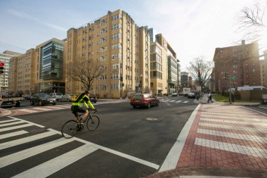 2016 Baharı - Washington DC, ABD - Washington DC 'de bir caddede bir apartman dairesi.