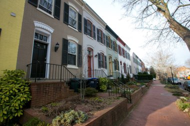 2016 Baharı - Washington DC, ABD - Residential Emlak. Amerika 'nın başkentinde ağaçların ve çalıların arasında güzel evler..