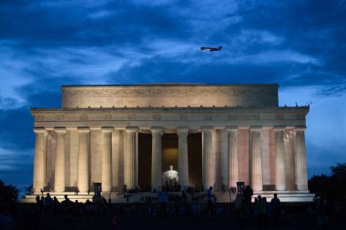 Lincoln Memorial Washington 'da siyah zamanda güzel bir günbatımı gökyüzüne karşı