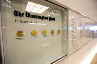 2016 Baharı - Washington DC, ABD - Washington Post 'ta haber odası. Gazetenin standında Pulitzer Ödülü madalyaları