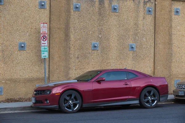2016 baharında Washington DC, ABD 'de Washington DC' nin merkezinde kırmızı bir araba park etti.