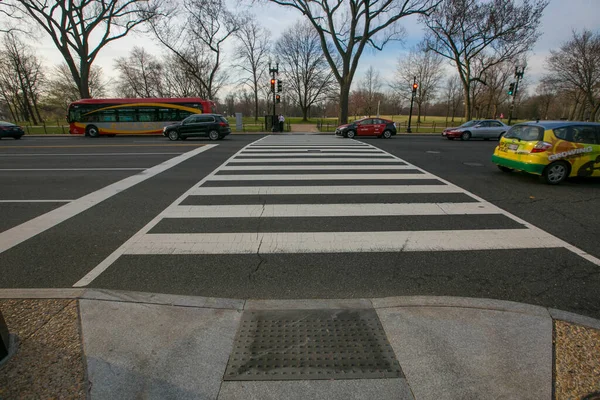2016 Baharı - Washington DC, ABD - Washington DC 'de ana yoldan geçen boş, bakımlı yaya geçidi